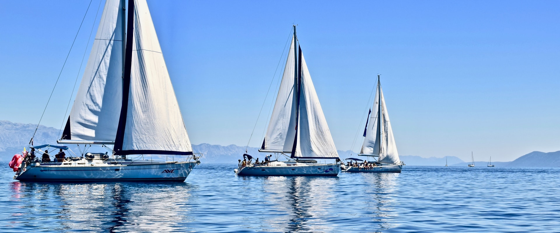 Understanding the Differences between Power and Sail Boats